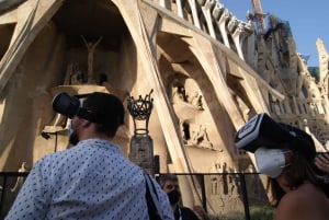 Barcelona: Sagrada Familia Exterior Tour and VR Experience