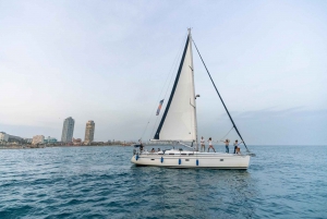 Barcelona: Zeiltocht van 1 uur, privéboot met open bar