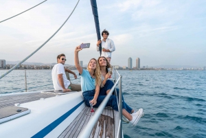 Barcelona: Zeiltocht van 1 uur, privéboot met open bar