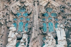 Barcelona: Sagrada Familia Guided Tour with Entry Ticket