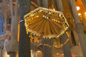 Barcelona: Sagrada Familia Guided Tour with Express Entry