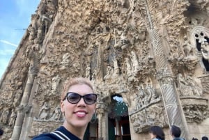 Barcelona: Sagrada Familia Guided Tour with Express Entry
