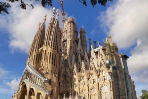 Barcellona: tour guidato della Sagrada Familia con accesso alle torri