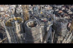 Barcellona: tour guidato della Sagrada Familia con accesso alle torri