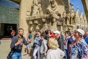 Barcelona: Omvisning i Sagrada Familia og valgfritt tårnbesøk