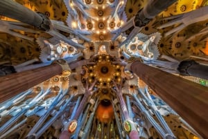 Barcelona & Sagrada Familia puolipäiväinen kiertoajelu hotellin noutoineen
