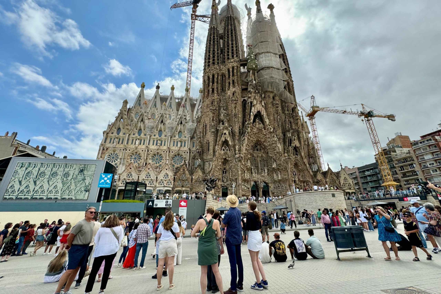 Barcellona: Tour della Sagrada Familia, La Pedrera e degustazione di Cava