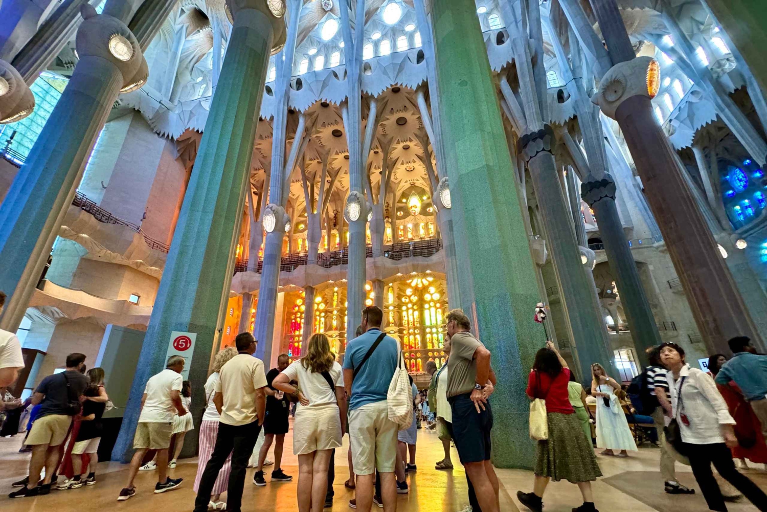 Barcellona: Tour della Sagrada Familia, La Pedrera e degustazione di Cava