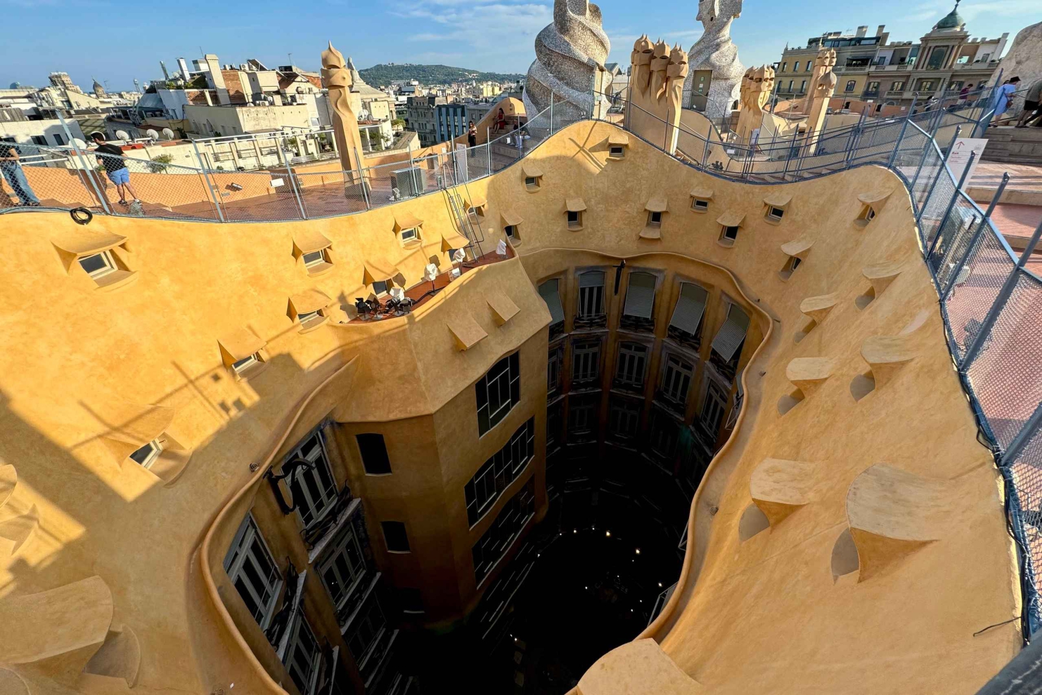 Barcellona: Tour della Sagrada Familia, La Pedrera e degustazione di Cava