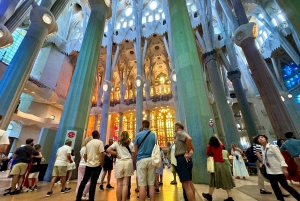 Barcellona: Tour della Sagrada Familia, La Pedrera e degustazione di Cava