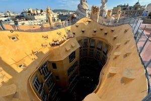 Barcellona: Tour della Sagrada Familia, La Pedrera e degustazione di Cava