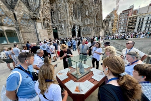 Barcellona: Tour della Sagrada Familia, La Pedrera e degustazione di Cava