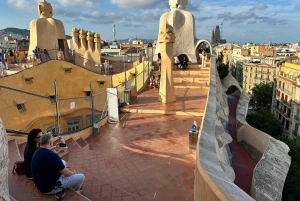 Barcellona: Tour della Sagrada Familia, La Pedrera e degustazione di Cava