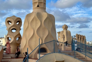 Barcellona: Tour della Sagrada Familia, La Pedrera e degustazione di Cava