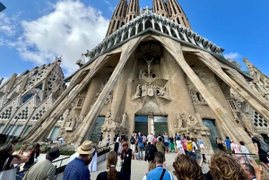 Barcellona: Tour della Sagrada Familia, La Pedrera e degustazione di Cava