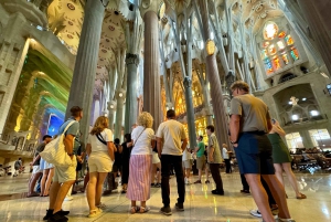 Barcellona: Tour della Sagrada Familia, La Pedrera e degustazione di Cava
