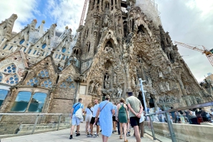 Barcellona: Tour della Sagrada Familia, La Pedrera e degustazione di Cava