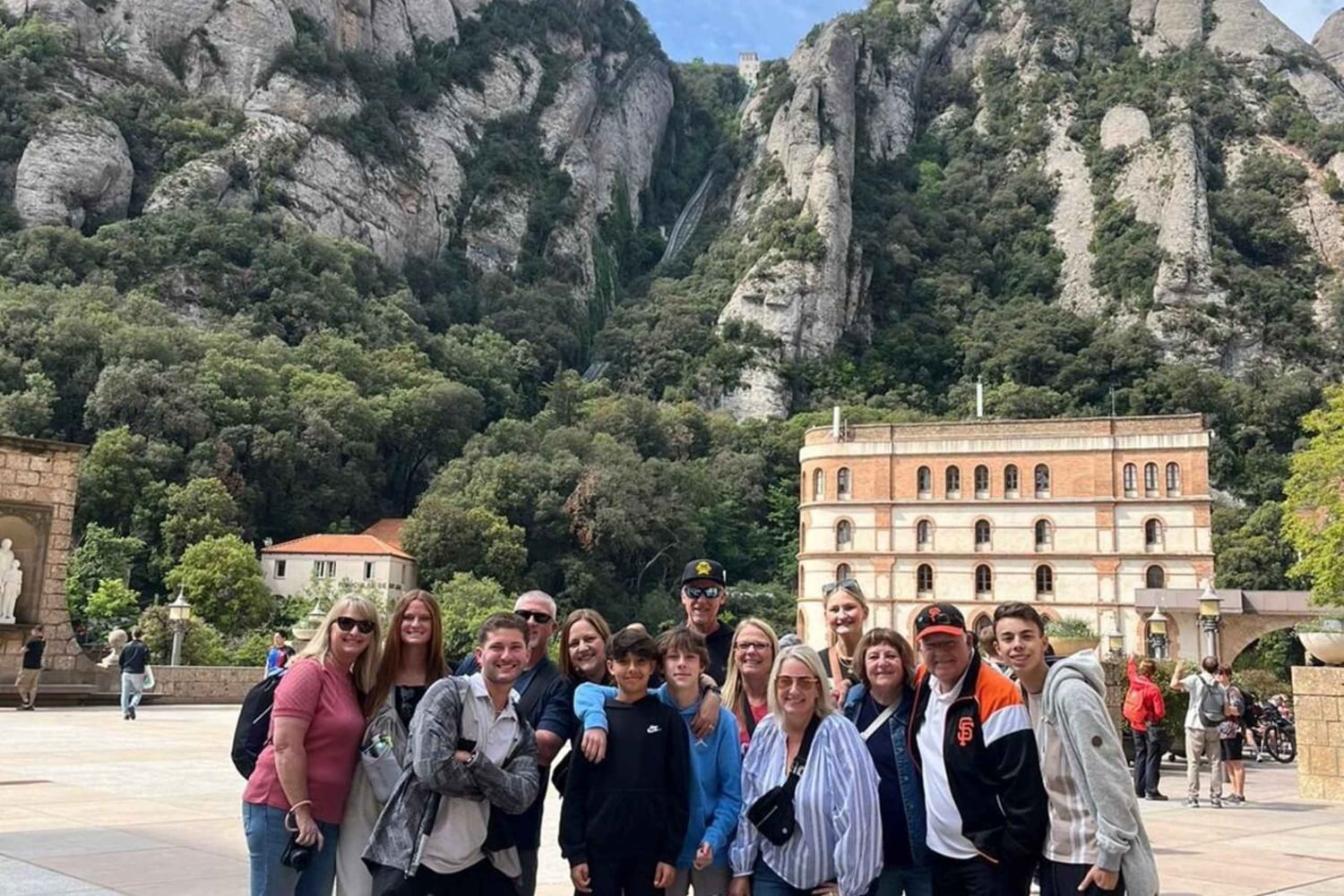 Barcelona: Sagrada Familia & Montserrat kokopäiväinen nouto