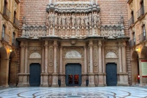 Barcelona: Sagrada Familia & Montserrat heldags med afhentning