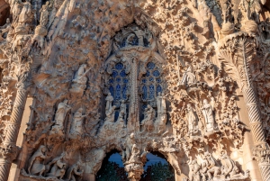 Barcelone : Visite guidée de la Sagrada, des maisons et du parc Guell de Gaudi