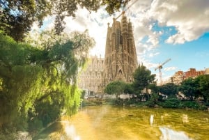 Barcelona: Sagrada Familia, Park Güell and Old Town Tour