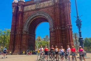 Barcelona: Sagrada Familia Private E-bike or E-Scooter Tour