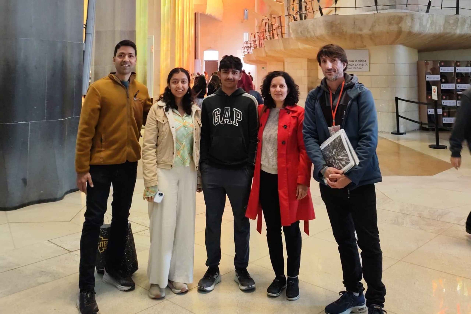 Barcelona: Sagrada Familia Skip-the-line Tour with Guide