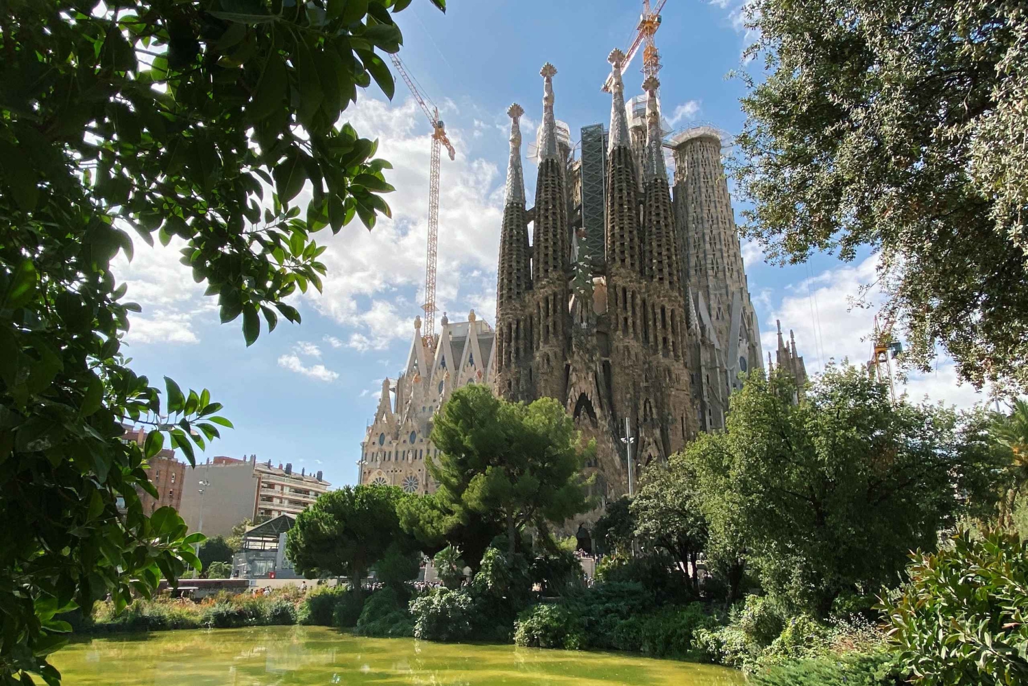 Barcelona: Sagrada Familia Skip-the-line Tour with Guide
