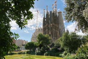 Barcelona: Sagrada Familia Skip-the-line Tour with Guide