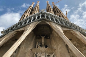 Barcelona: Sagrada Familia Skip-the-line Tour with Guide