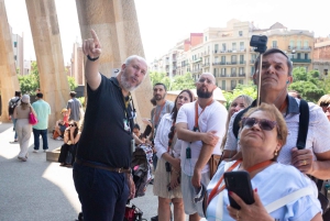 Barcelona: Sagrada Familia Skip-the-line Tour with Guide