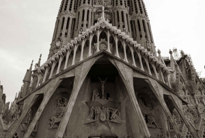 Barcelona: Guidad tur i Sagrada Familia med biljetter