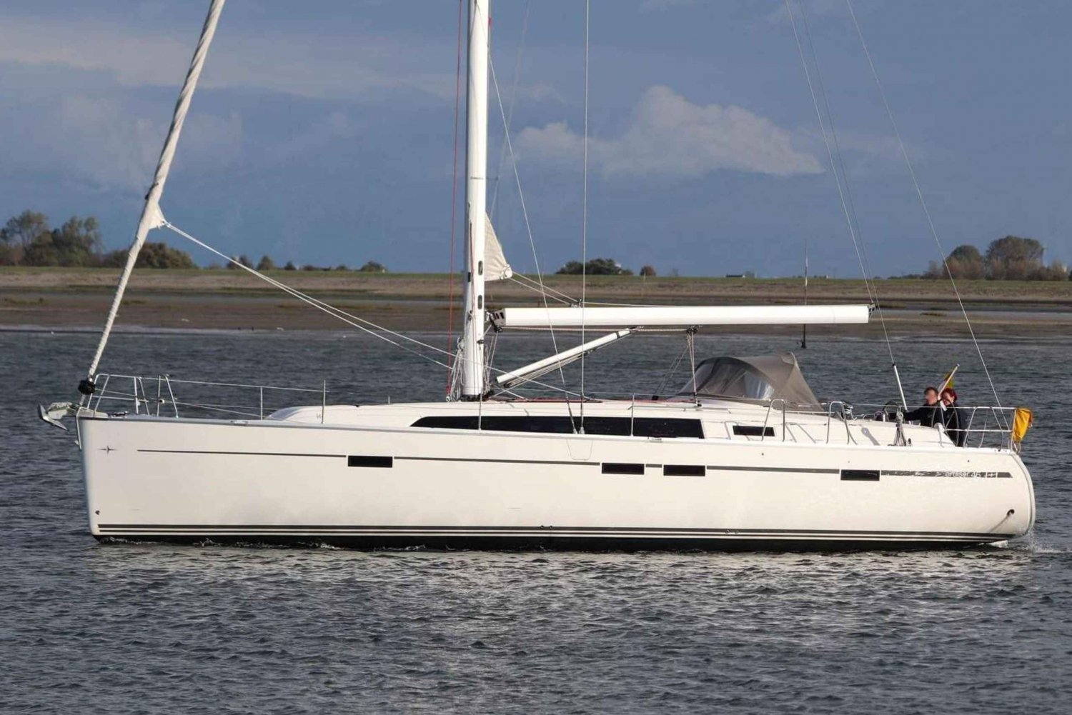 Barcelona: 2 tunnin purjehdusristeily keskipäivällä tai auringonlaskun aikaan.