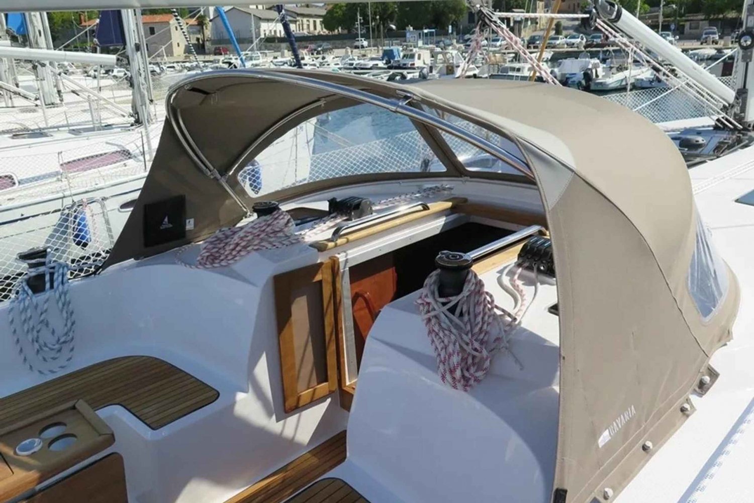 Barcelona: 2 tunnin purjehdusristeily keskipäivällä tai auringonlaskun aikaan.