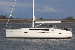 Barcelona: 2 tunnin purjehdusristeily keskipäivällä tai auringonlaskun aikaan.