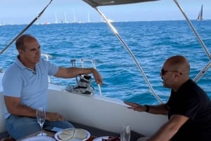 Barcelona: 2 tunnin purjehdusristeily keskipäivällä tai auringonlaskun aikaan.