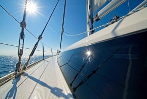 Barcelona: 2 tunnin purjehdusristeily keskipäivällä tai auringonlaskun aikaan.