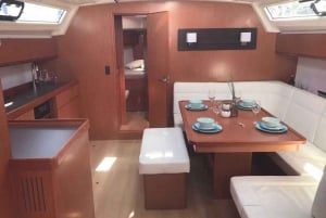 Barcelona: 2 tunnin purjehdusristeily keskipäivällä tai auringonlaskun aikaan.