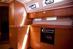 Barcelona: 2 tunnin purjehdusristeily keskipäivällä tai auringonlaskun aikaan.