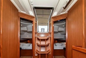 Barcelona: 2 tunnin purjehdusristeily keskipäivällä tai auringonlaskun aikaan.