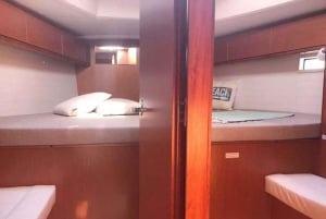 Barcelona: 2 tunnin purjehdusristeily keskipäivällä tai auringonlaskun aikaan.