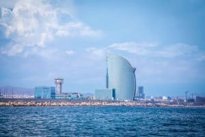 Barcelona: Excursión en velero con baño, aperitivos y bebidas