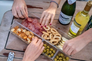 Barcelona: Passeio de barco e visita à vinícola Alella com degustação de vinhos