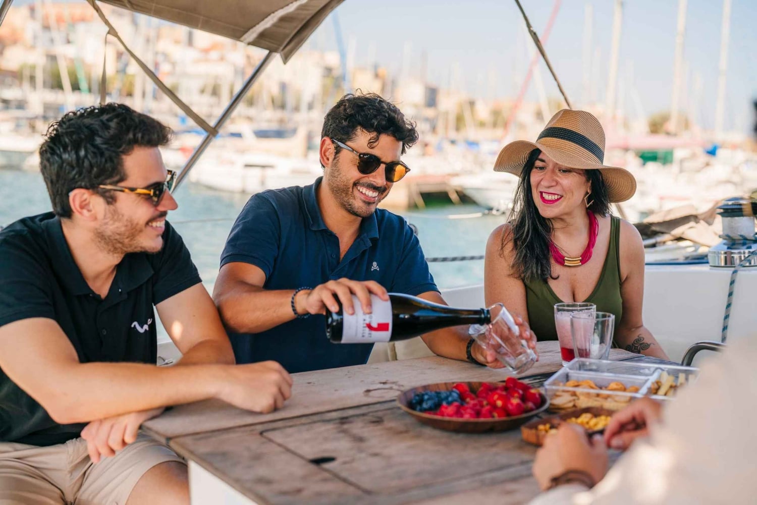 Барселона: парусный круиз и экскурсия по виноградникам с дегустацией вин