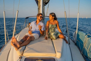 Barcelona:Private Sailing excursion along the coast + brunch