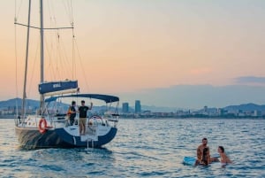 Barcelona:Private Sailing excursion along the coast + brunch