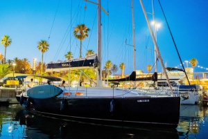 Barcelona:Private Sailing excursion along the coast + brunch