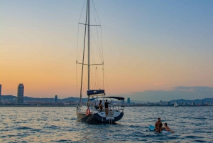 Barcelona:Private Sailing excursion along the coast + brunch