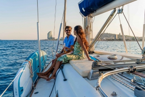 Barcelona:Private Sailing excursion along the coast + brunch