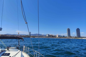 Barcelona: Luxus-Segeltörn mit Snacks & Drinks